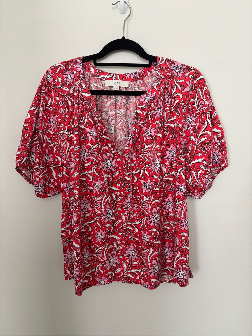LOFT Pink Floral V-Neck Short Sleeve Top - Size L - PTP 23” - Length 26”